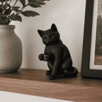 Gatto Nero con Tazzina — Statuetta da Collezione in Resina Nera Opaca - Taraflo
