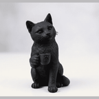 Gatto Nero con Tazzina — Statuetta da Collezione in Resina Nera Opaca - Taraflo