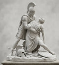 Scultura in marmo di Achille che sorregge Patroclo, simbolo di eroismo e amicizia nell'Iliade