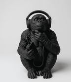 The Sound of Silence — Scimmia con Cuffie in Resina - Taraflo