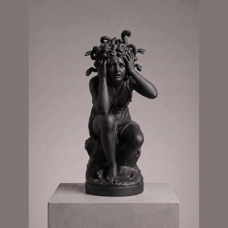 La Metamorfosi di Medusa, scultura in resina effetto marmo, dettaglio serpenti