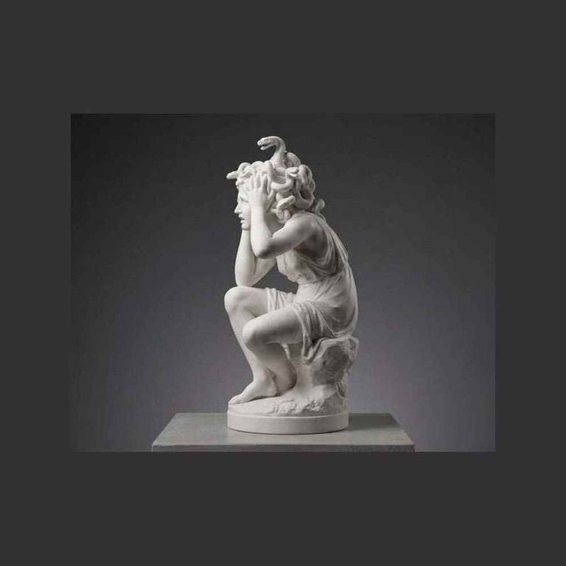 La Metamorfosi di Medusa: Scultura in Marmo sul Mito della Trasformazione - Taraflo