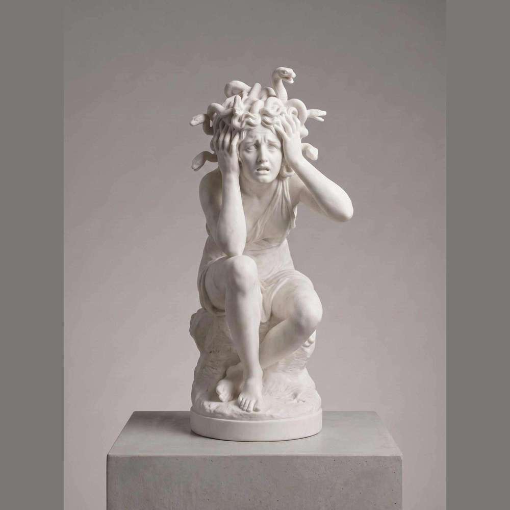 La Metamorfosi di Medusa: Scultura in Marmo sul Mito della Trasformazione - Taraflo