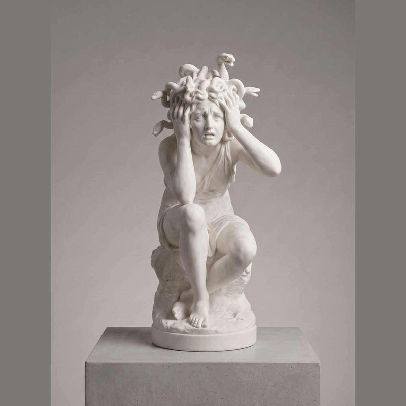 La Metamorfosi di Medusa: Scultura in Marmo sul Mito della Trasformazione - Taraflo