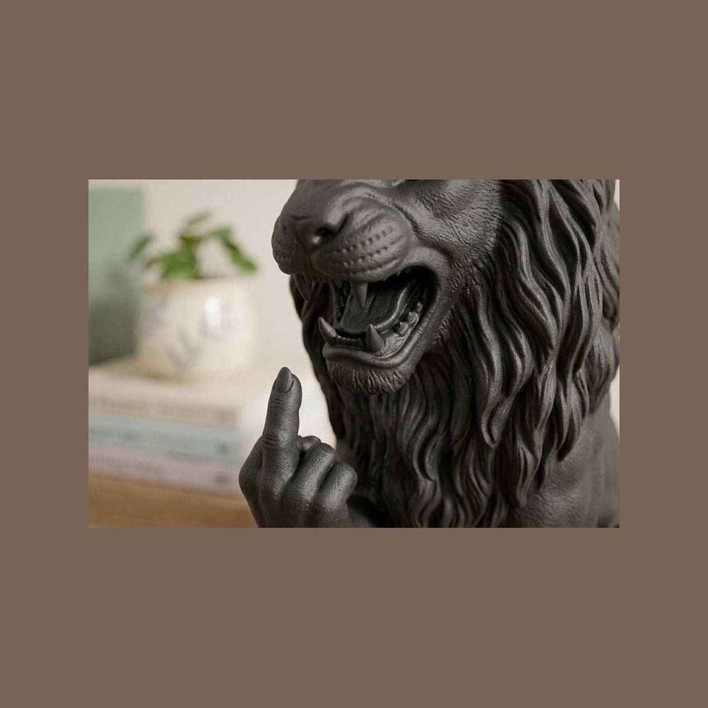 Leone «Il Sovrano Provocatore» — Statuetta in Resina Nera Opaca - Taraflo