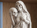 Statua Amore Eterno Memento Mori in Resina Effetto Gesso – Scultura Gotica Neoclassica "Eternal Love" con Teschi, Rose e Clessidra | Arredo Dark Academia