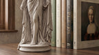 Statuetta "Venere / Dea della Bellezza" in Resina Effetto Gesso Bianco - Scultura Neoclassica d'Arredo con Abito Drappeggiato e Dettagli Finemente Intagliati - Soprammobile Elegante per Casa, Studio e Salotto