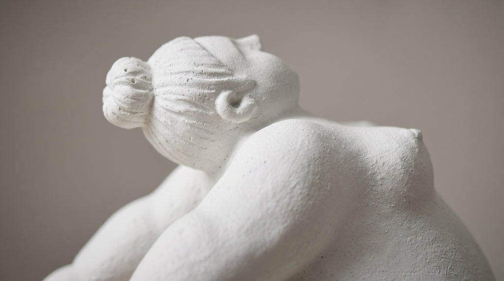 Dettaglio macro della statuetta Madre Natura in resina bianca opaca