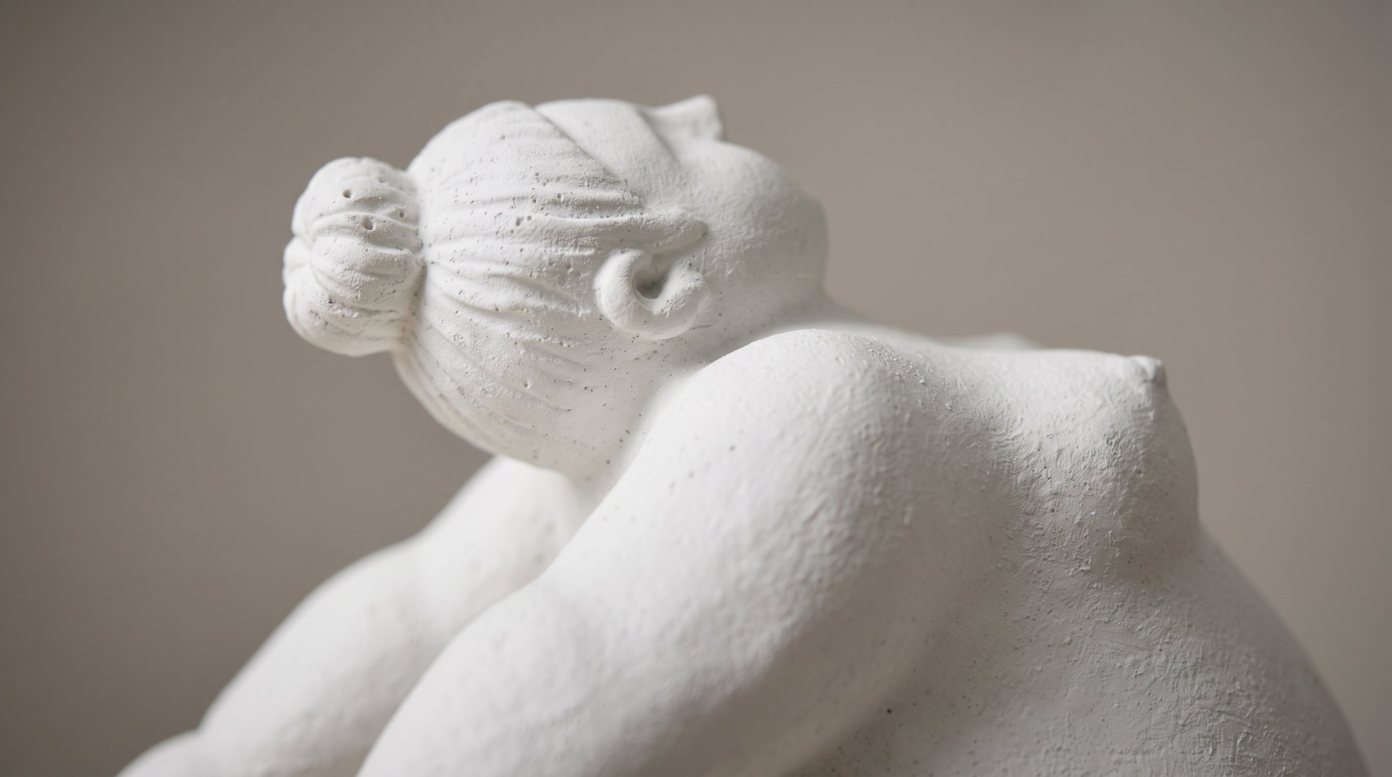 Dettaglio macro della statuetta Madre Natura in resina bianca opaca