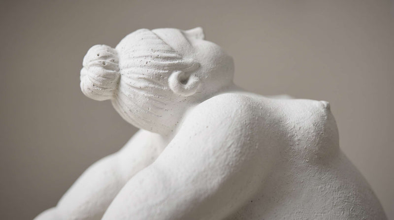 Dettaglio macro della statuetta Madre Natura in resina bianca opaca
