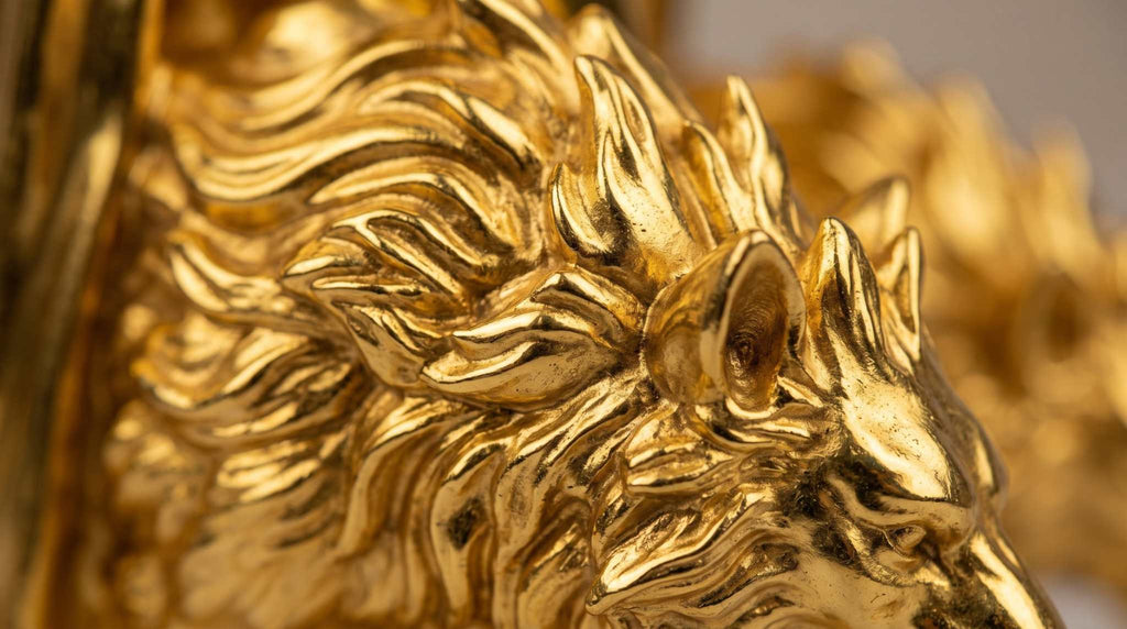 Statua Ecate Dorata con Lupi – Scultura Dea della Magia e della Luna per Altare e Arredo