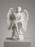 Statua in marmo bianco raffigurante La Caduta di Icaro con ali che si rompono simbolo di ambizione e tragedia mitologica