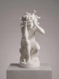 Scultura in marmo bianco che ritrae La Metamorfosi di Medusa con dettagli dei serpenti sulla chioma, unendo mito e bellezza classica