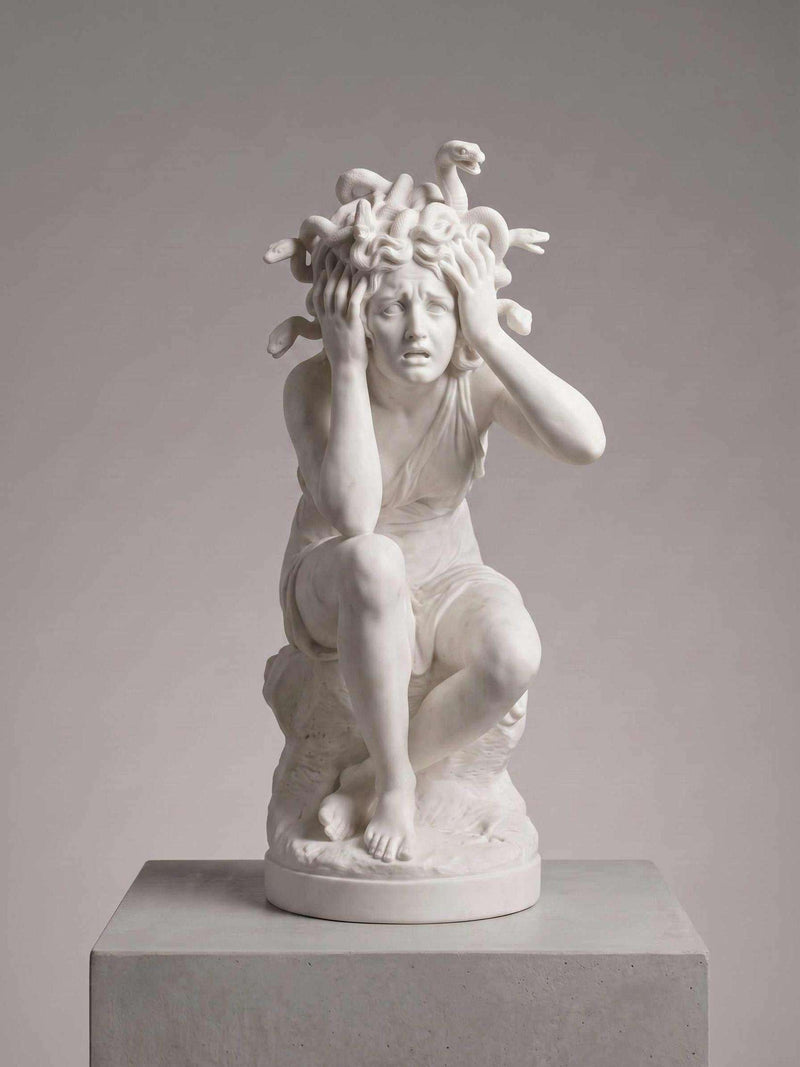 La Metamorfosi di Medusa: Scultura in Marmo sul Mito della Trasformazione - Taraflo