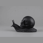 Memento Mori — Scultura Teschio su Lumaca in Resina Nera Opaca - Taraflo