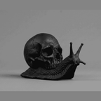 Memento Mori — Scultura Teschio su Lumaca in Resina Nera Opaca - Taraflo