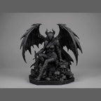Statuetta Morrigan gotica con ali da drago, trono di teschi e spada, design dark fantasy dettagliato.