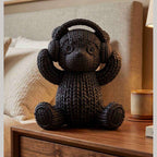 Orsetto «Tech-Cozy» con Cuffie — Statuetta in Resina Nera Opaca (Effetto Maglia) - Taraflo