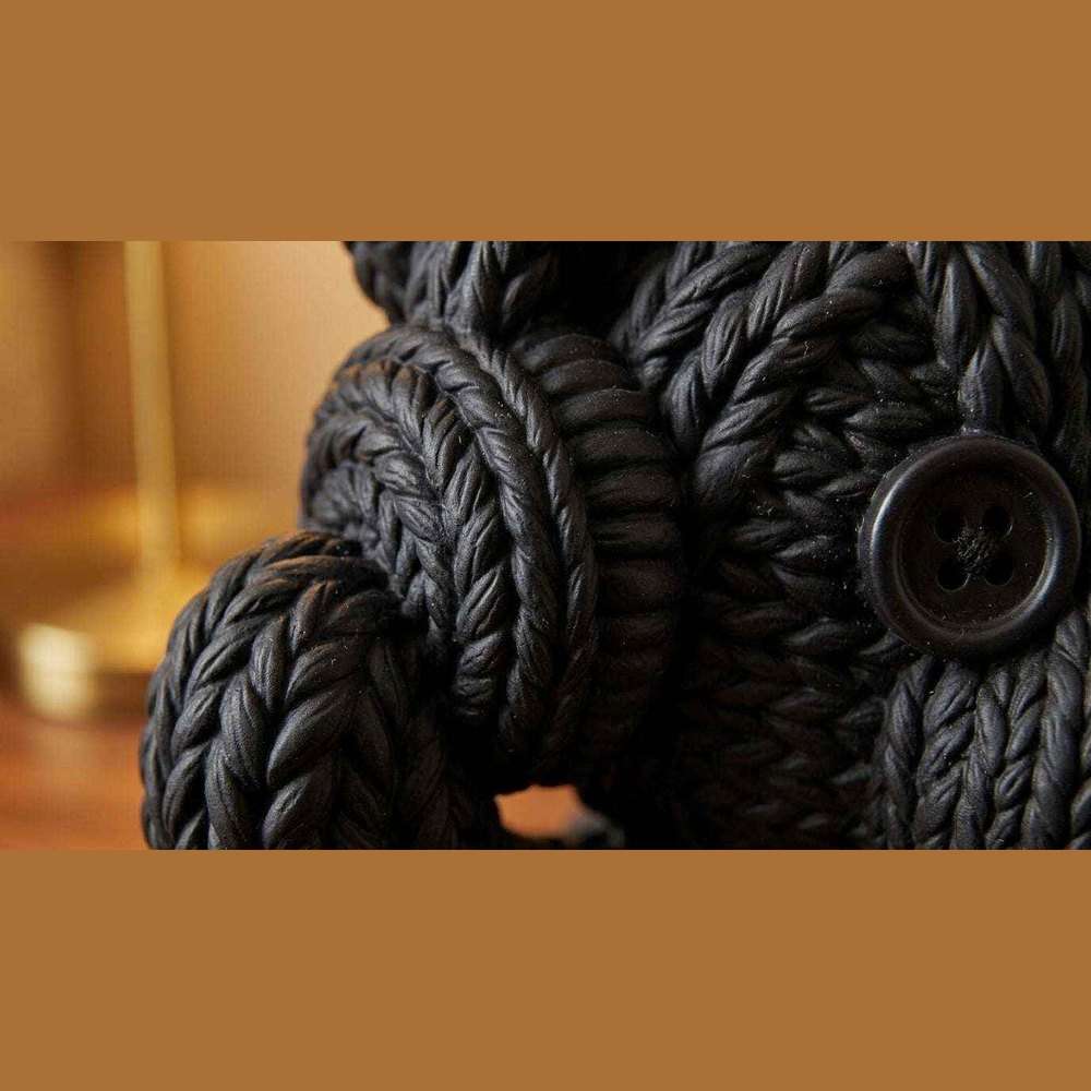Orsetto «Tech-Cozy» con Cuffie — Statuetta in Resina Nera Opaca (Effetto Maglia) - Taraflo