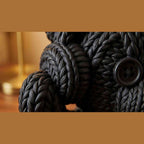 Orsetto «Tech-Cozy» con Cuffie — Statuetta in Resina Nera Opaca (Effetto Maglia) - Taraflo