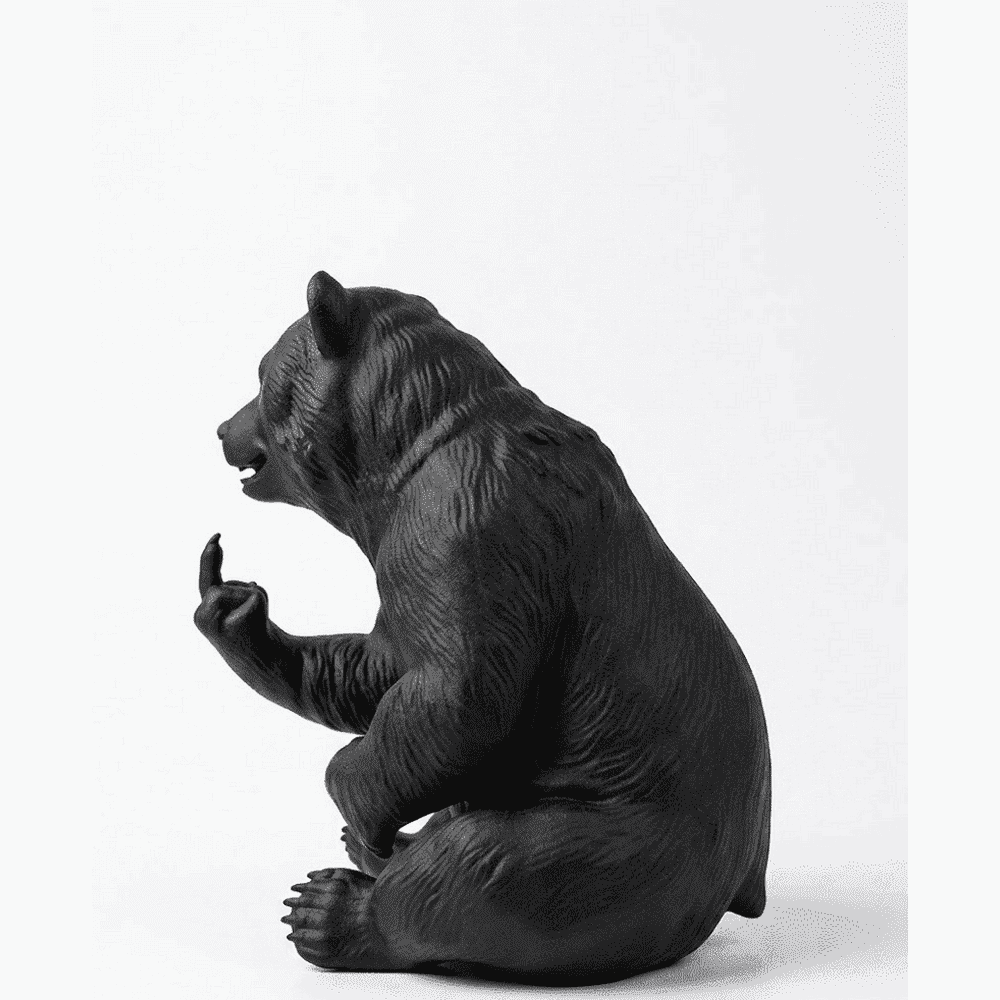 Bear «Rude Bear» — Matte Black Resin Decorative Statue. A bear that doesn't hold back, with a cheeky attitude and unmistakable gesture: pure irony for anyone who never takes themselves too seriously. Taraflo Taraflo Decorative Statue