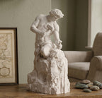  « L'Homme qui se fait tout seul » en résine effet plâtre blanc-Sculpture de table classique « L'homme se créant lui-même » avec un marteau et un burin-Objet décoratif artistique et inspirant pour la maison et le bureau