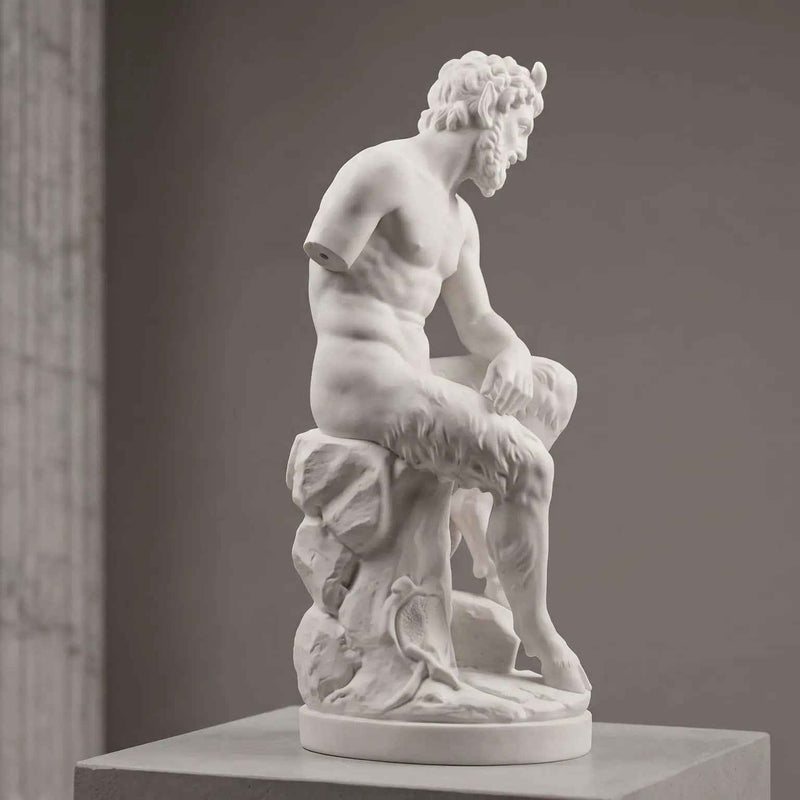 Fauno a Riposo — Scultura in Resina ABS Bianca Opaca - Taraflo