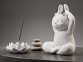 Statua Gatto Yoga in resina nera opaca in posa meditativa lotus con dettagli scolpiti e design zen elegante