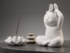 Statua Gatto Yoga in resina nera opaca in posa meditativa lotus con dettagli scolpiti e design zen elegante