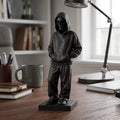 Statua Scheletro Streetwear in Resina Nera – Scultura Ragazzo Chill con Felpa e Cappuccio | Arredo Moderno Urban, Gothic & Desktop