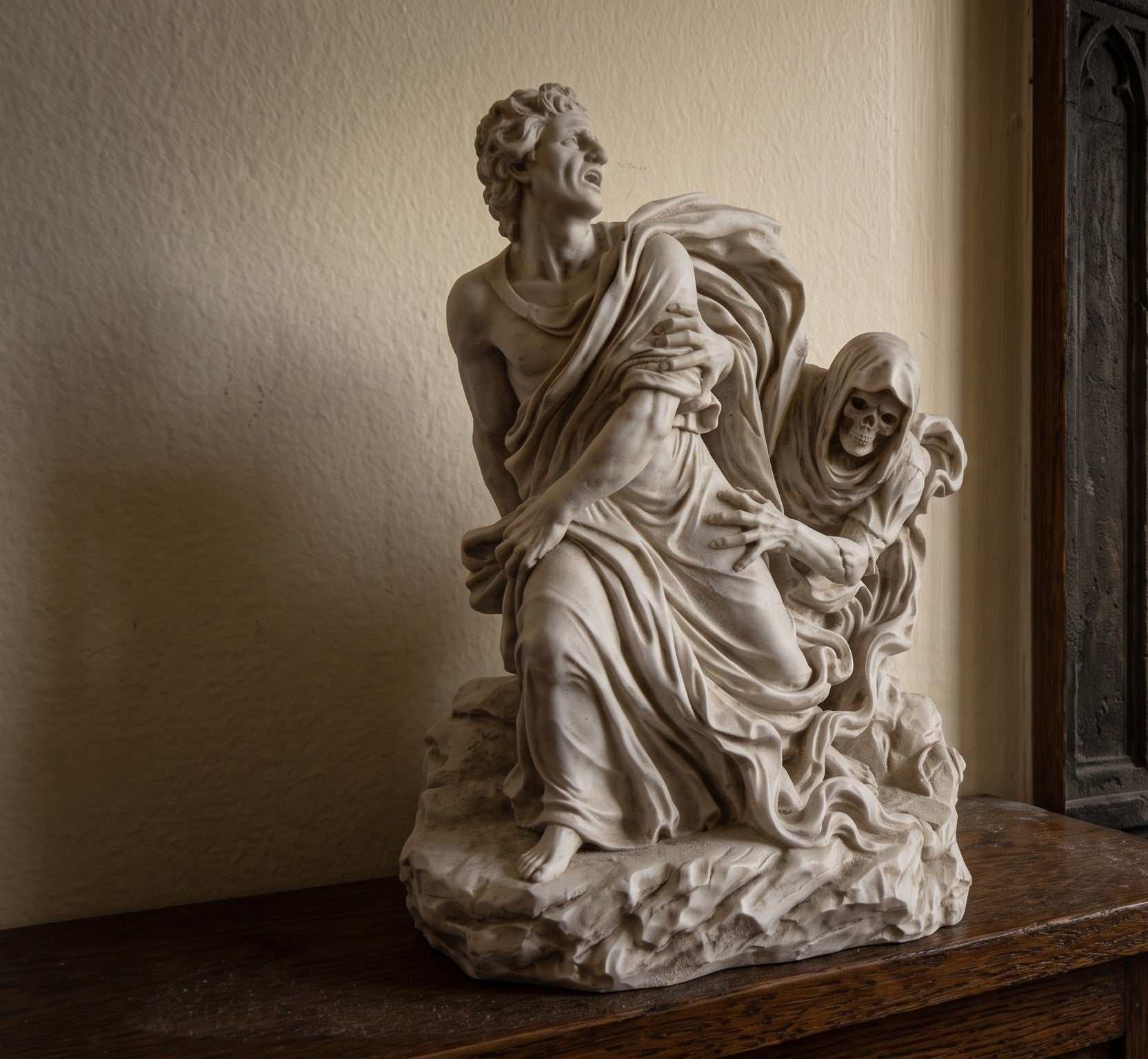 Estatua clásica de terror en resina con efecto yeso | Escultura decorativa blanca