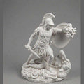 Scultura in resina di Perseo che tiene la testa di Medusa, dettaglio mitologico in stile neoclassico