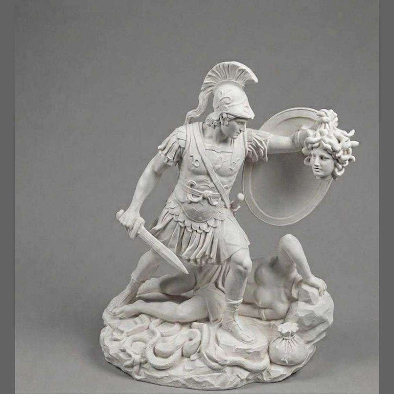 Scultura in resina di Perseo che tiene la testa di Medusa, dettaglio mitologico in stile neoclassico