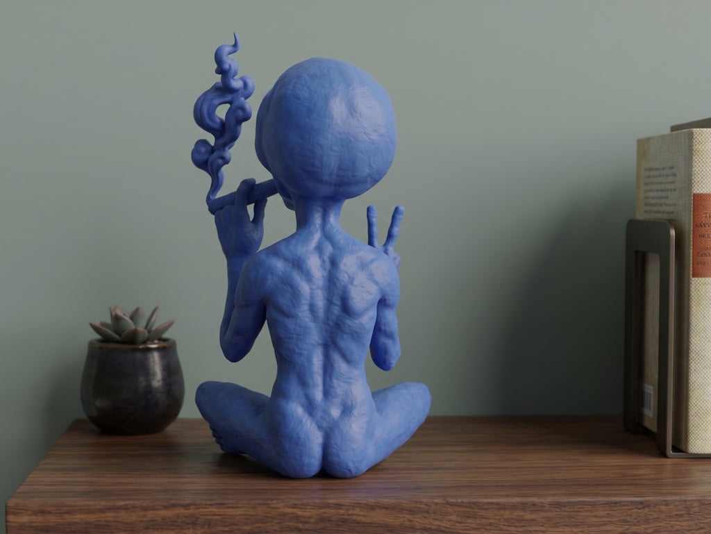 Alienígena azul fumando en meditación | Estatua decorativa de arte pop y diseño para estante o escritorio