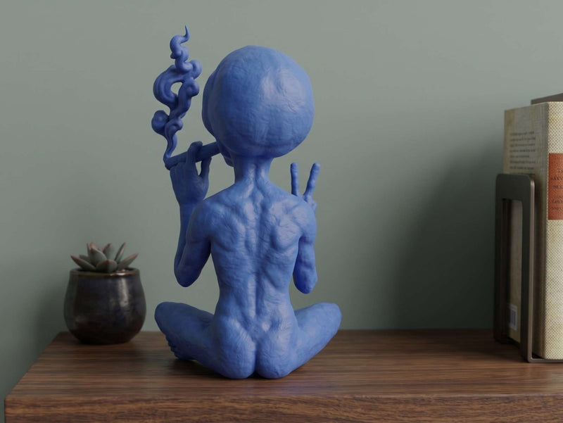 Alieno Blu che Fuma in Meditazione | Statua Decorativa Pop Art & Design da Mensola & scrivania