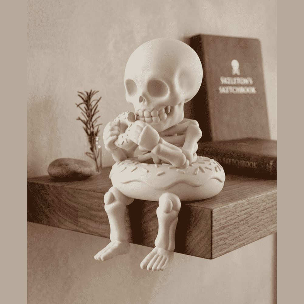 Thoughtful Skeletons — Ironic Matte White Resin Figurines. Daily life seen from the other side. Tiny skeletons caught in a quiet, ironic moment: drinking coffee, playing, cooking, or simply reflecting. Taraflo Taraflo Thoughtful Skeletons