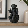 Scultura Scimmia Astronauta su Meteora - Statuetta in Resina Nera Opaca - Decorazione Spaziale Artigianale