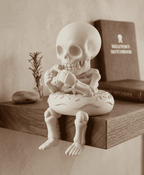 Scheletri Pensosi — Statuette Ironiche in Resina Bianca Opaca - Taraflo