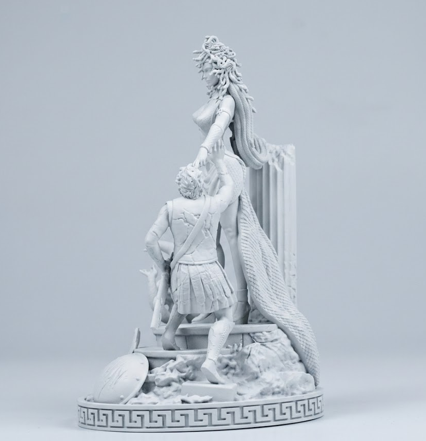 L'Ira di Medusa: Scultura Mitologica in Finitura Gesso Opaco