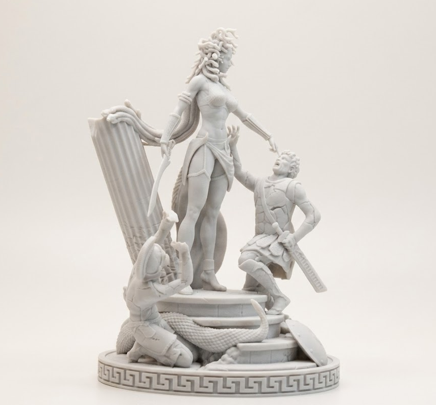 L'Ira di Medusa: Scultura Mitologica in Finitura Gesso Opaco