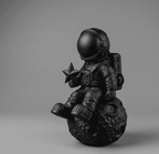 Astronauta sulla Luna — Statuetta da Scrivania in Resina - Taraflo
