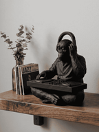 The DJ Chimp — Statuetta Scimmia in Resina Nera Opaca - Taraflo