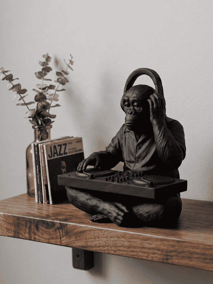 The DJ Chimp — Statuetta Scimmia in Resina Nera Opaca - Taraflo