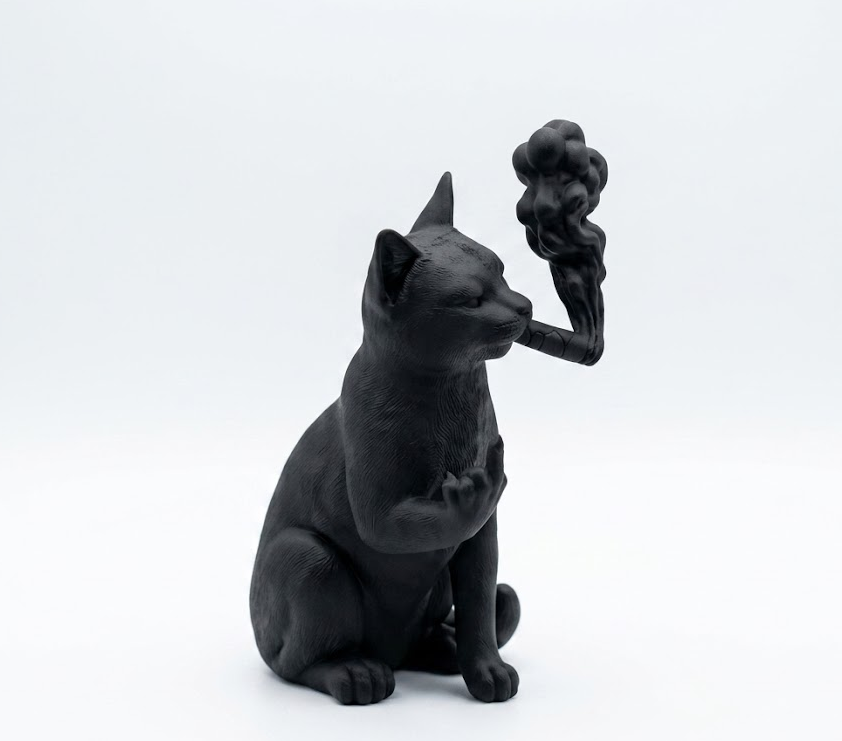 Gatto Nero Ribelle con Sigaro – Scultura Realistica in Resina Nera Opaca