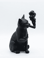 Gatto Nero «Ribelle» con Sigaro — Statuetta da Collezione in Resina Nera Opaca - Taraflo