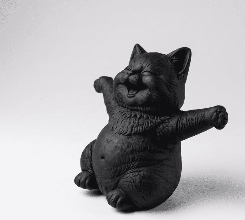 Gattino Felice a Braccia Aperte — Statuetta Decorativa in Resina Opaca - Taraflo