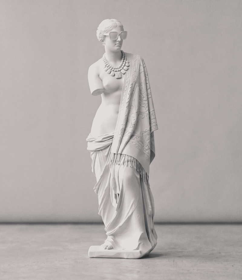 Scultura moderna Venere di Milo in resina bianca opaca senza braccia con occhiali da sole e design minimalista