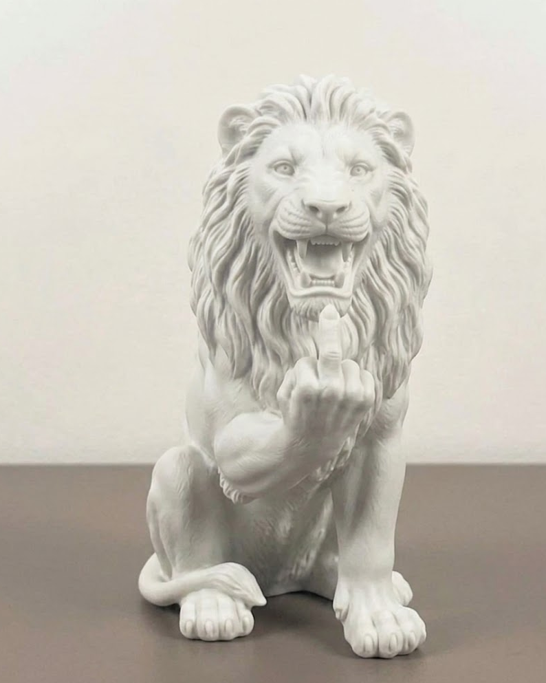 "Il Sovrano Provocatore" - Scultura di Leone