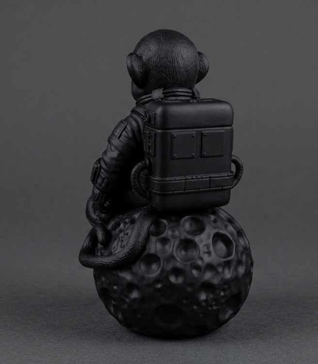 Scultura Scimmia Astronauta su Meteora - Statuetta in Resina Nera Opaca - Decorazione Spaziale Artigianale