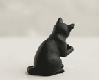 Gatto Nero con Tazzina — Statuetta da Collezione in Resina Nera Opaca - Taraflo